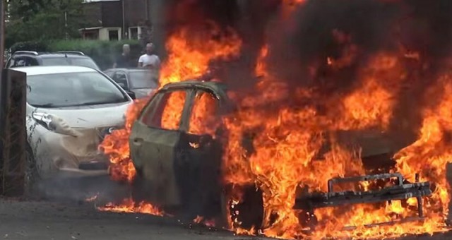 [Video] Volkswagen ID.3 bất ngờ phát nổ khi sạc - 'Xe điện liệu có đủ an toàn' ?